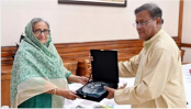 তথ্য ও সম্প্রচার মন্ত্রী ড. হাছান মাহমুদ প্রধানমন্ত্রী শেখ হাসিনার হাতে ‘এশিয়া ক্লাইমেট মোবিলিটি চ্যাম্পিয়ন লিডার অ্যাওয়ার্ড’ তুলে দিয়েছেন। তথ্য ও সম্প্রচার মন্ত্রী ও কপ২৮ উচ্চ পর্যায়ের সম্মেলনে বাংলাদেশ প্রতিনিধি দলের প্রধান ড. হাছান মাহমুদ প্রধানমন্ত্রীর পক্ষ থেকে এ পুরস্কার গ্রহণ করেন। গত ১ ডিসেম্বর দুবাইতে কপ২৮-এর ফাঁকে একটি উচ্চ-স্তরের প্যানেল চলাকালে আইওএম ও জাতিসংঘ সিস্টেম সমর্থিত গ্লোবাল সেন্টার ফর ক্লাইমেট মোবিলিটি এই পুরস্কার প্রদান করে।

