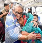 আমাদের মমতাময়ী নেত্রী, বাংলাদেশের সফল প্রধানমন্ত্রী শেখ হাসিনা ঢাকা-কক্সবাজার রুটের যাত্রীদের বহু দিনের স্বপ্ন সরাসরি ঢাকা-কক্সবাজার ট্রেন চলাচলের শুভ উদ্বোধন করলেন। উদ্বোধনের পরে তিনি ট্রেনের ভিতরে যাত্রীদের সাথে কুশল বিনিময় করার সময়ের অসাধারণ একটি দৃশ্য ক্যামেরা বন্দী করলেন সবাই।