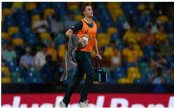 বিশ্বকাপজয়ী অধিনায়ককে দিয়ে পানি টানাল অস্ট্রেলিয়া
