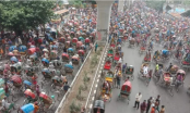 রাজধানীর রাস্তায় ব্যাটারিচালিত অটোরিকশা বন্ধের দাবিতে রিকশাচালকদের শাহবাগ অবরোধ