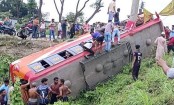 ফরিদপুরে নিয়ন্ত্রণ হারিয়ে বাস খাদে, নিহত ৫ ও আহত হয়েছেন ৩০ জন