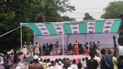 আ.লীগ নিষিদ্ধের দাবিতে সমাবেশ শুরু, মঞ্চের সামনে বিক্ষোভকারীদের অবস্থান
