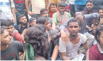 জবি শিক্ষার্থীদের লংমার্চে টিয়ারগ্যাস নিক্ষেপ, প্রতিবাদে সড়কে বসে পড়লেন প্রক্টর
