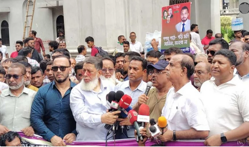 নগর ভবনের গেটে তালা, ভবনের সামনে বিক্ষোভ কর্মসূচি পালন করছেন ইশরাকপন্থীরা