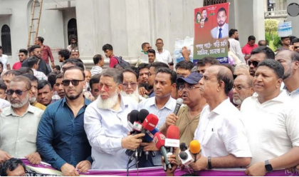 নগর ভবনের গেটে তালা, ভবনের সামনে বিক্ষোভ কর্মসূচি পালন করছেন ইশরাকপন্থীরা