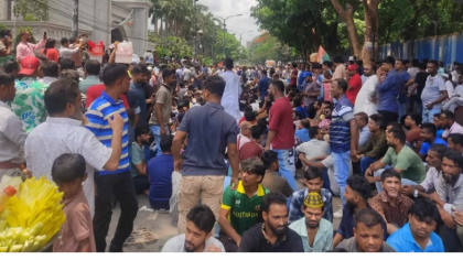 ইশরাককে দায়িত্ব বুঝিয়ে দেওয়ার দাবিতে নগর ভবন এলাকা ‘ব্লকেড’