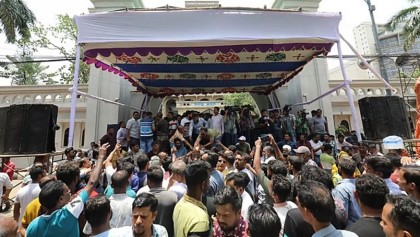 নগর ভবনের সামনে ষষ্ঠ দিনের মতো অবস্থানে ইশরাকের সমর্থকরা