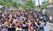 নির্বাচন কমিশনের সামনের ব্যারিকেড ভেঙে ইসি ভবনের সামনে এনসিপি নেতাকর্মীরা