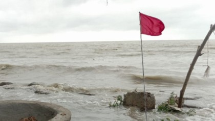 বঙ্গোপসাগরে সৃষ্ট গভীর নিম্নচাপটি উপকূল অতিক্রম করছে, জলোচ্ছ্বাসের শঙ্কা