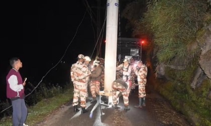 ভারতে হাজার ফুট নিচে নদীতে পড়ল পর্যটকবাহী গাড়ি, নিখোঁজ ৯