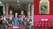 জুতার ভেতরে স্কচটেপ দিয়ে বিশেষ কায়দায় রেখেছিলেন ১২টি স্বর্ণের বার