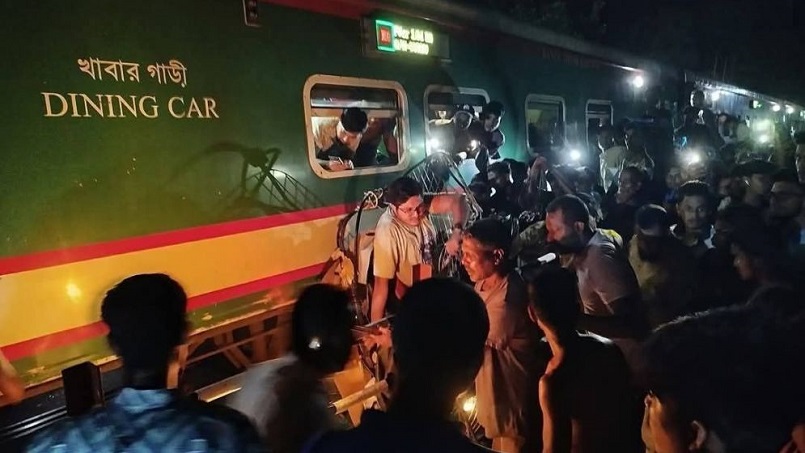 কালুরঘাট সেতুতে সিএনজি-মোটরসাইকেলে ট্রেনের ধাক্কা, শিশুসহ নিহত ৩