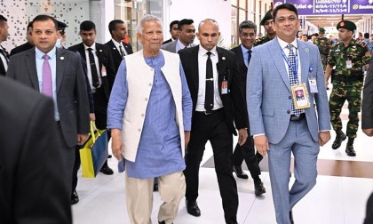 চারদিনের যুক্তরাজ্য সফর শেষে দেশে ফিরলেন প্রধান উপদেষ্টা