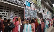 ডাকসু নির্বাচনে ভোটকেন্দ্রের সামনে দাঁড়িয়ে প্রার্থীদের প্রচারণায় ভোটারদের ভোগান্তি 