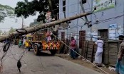 চাঁদপুরে প্রাইভেট কারের ধাক্কায় ভেঙে পড়ল বৈদ্যুতিক খুঁটি