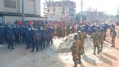 আশুলিয়ায় বন্ধ কারখানা খুলে দেওয়ার দাবিতে সড়ক অবরোধ, পুলিশের লাঠিচার্জ