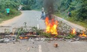 ধর্ষণের প্রতিবাদে খাগড়াছড়িতে সড়কে টায়ার জ্বালিয়ে চলছে অবরো