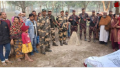 সীমান্তের শূন্যরেখায় আনা হলো মায়ের মরদেহ, কাঁটাতার ডিঙিয়ে দেখতে এলো মেয়ে