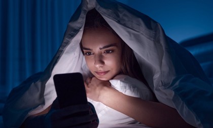 ঘুমের আগে ফোন ব্যবহার, নীরবে বাড়ছে মানসিক ও শারীরিক স্বাস্থ্যঝুঁকি