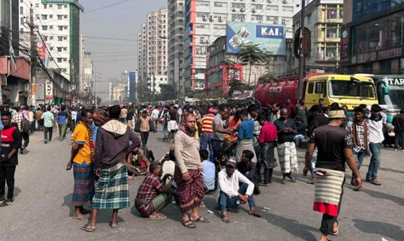 ব্যাটারিচালিত  রিকশা ও ভ্যান সড়কে চলাচলের দাবিতে বাড্ডায় সড়ক অবরোধ, তীব্র যানজট