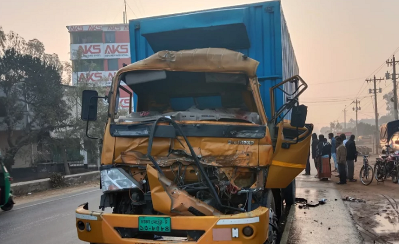 দাঁড়িয়ে থাকা ট্রাকে কাভার্ড ভ্যানের ধাক্কা, নিহত ১