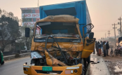 দাঁড়িয়ে থাকা ট্রাকে কাভার্ড ভ্যানের ধাক্কা, নিহত ১