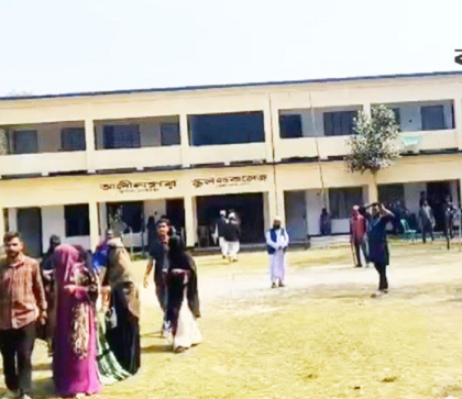 ককটেল বিস্ফোরণের পর কেন্দ্র থেকে ব্যালট পেপার নেওয়ার চেষ্টা, ভোটগ্রহণ বন্ধ