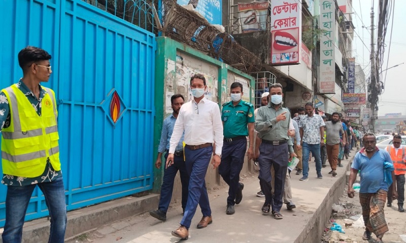 টঙ্গীতে সড়কের দুই পাশে অবৈধ স্থাপনা উচ্ছেদে অভিযান