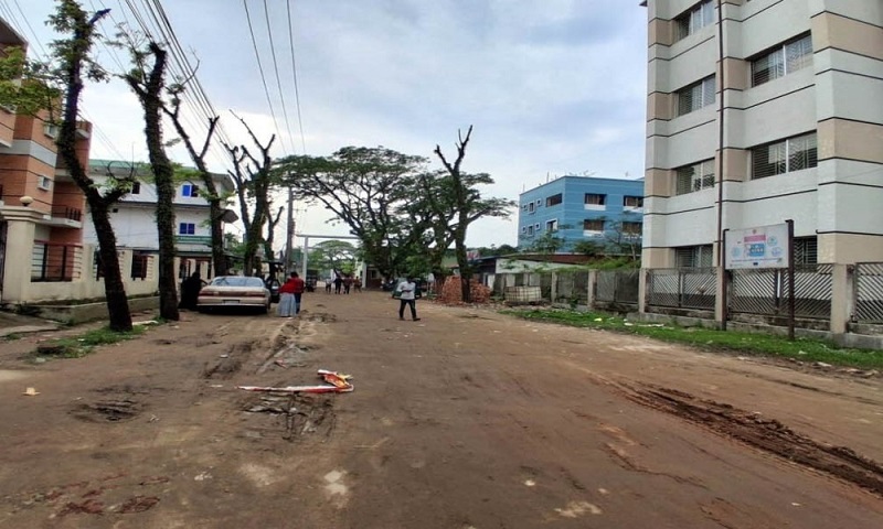 চাঁদা তুলে বেহাল সরকারি সড়ক সংস্কার করলেন এলাকাবাসী