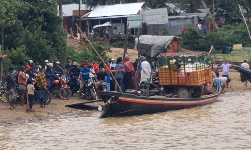 ভারি বর্ষণে বাড়ছে নেত্রকোনার সোমেশ্বরী নদীর পানি, পারাপারে দুর্ভোগ