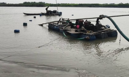 মেঘনায় অবৈধভাবে বালু উত্তোলন : ড্রেজার জব্দের পাশাপাশি ৩ জনের কারাদণ্ড
