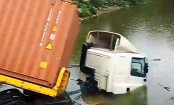 চান্দিনায় অটোরিকশাকে ধাক্কা দিয়ে পুকুরে লরি, নিহত ২