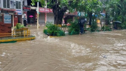 চট্টগ্রামে ভারি বর্ষণ, সড়কে কোমর সমান পানি