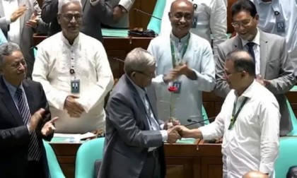নবনির্বাচিত রাষ্ট্রপতি মির্জা ফখরুল ইসলামকে লাল গোলাপ শুভেচ্ছা জানালেন প্রধানমন্ত্রী