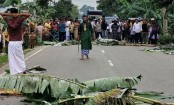 হাতে রামদা, সড়কে কলাগাছ ফেলে যুবকের তাণ্ডবে প্রায় তিন ঘণ্টা যানবাহন চলাচল বন্ধ 
