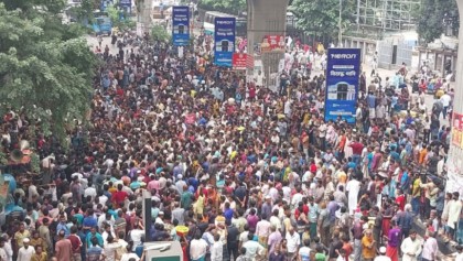 পুলিশি হয়রানি বন্ধে ব্যাটারিচালিত রিকশাচালকদের অবরোধ
